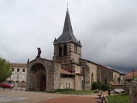 ... avec son étrange porche en avant de la façade. Saint-Jean en pose d'empereur romain, encadré de Moïse et de Hélias (Élie). Sur la place, un cadran solaire analemmatique.