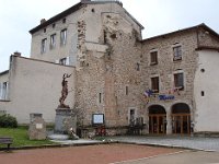 La mairie, restaurée, avec le classique monument aux morts, déplacé ici en 2011 (auparavant Place des Anciens Combattants).