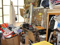 Après des heures de rangement, l'atelier est presque utilisable.