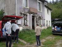 Mais la maison se remplit,  ...