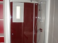 Les deux salles de bains sont bien aménagées.