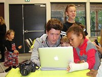 ... pendant que les jeunes s'intéressent à l'informatique.