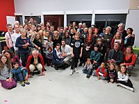 Pas facile de faire une « photo de famille » avec soixante personnes. Premier essai ...