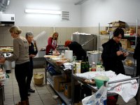 Pendant ce temps, à la cuisine, on prépare la cinquième étape : le repas.