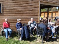 ... sont très vaguement surveillés par les vieux et vieilles se dorant au soleil, ...