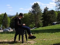 ... et laissent Hugo complètement indifférent, plongé dans son iPhone.