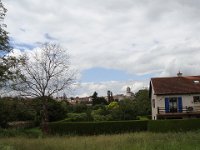 Nous garons la voiture au bord du village.  Au loin, l'église Saint-Christophe  (XVe, XVIIIe,  XIXe siècle).