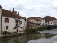 L'atelier de serrurerie surplombant la rivière semble désaffecté ...