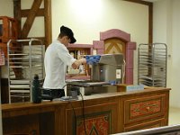 ... on peut voir un artisan utilisant une fontaine à chocolat pour remplir ses moules.