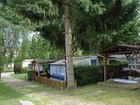 ... entouré d'emplacement loués à l'année et « personnalisés ».