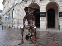 Assis, car au chômage. Jeu de mot sur son intitulé « le  Schweissdissi »,  « schweissen » signifiant à la fois souder et...transpirer !