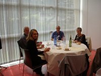 Au restaurant de l'université, la table des « vieux » : la conférencière allemande Brigitte, son époux, Patrick, Martine.
