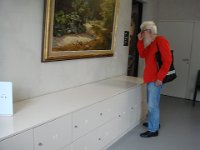 En fait, les plus beaux tableaux sont dispersés à Paris, New-York, etc. Ici, peu sont intéressants, même en enlevant ses lunettes, comme le fait Yves !