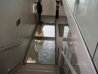 Restent quelques trouvailles d'architecture. Même si la façade n'est pas fameuse,  ici la Loue est mise en valeur  à travers le plancher transparent ...