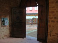 ... aux lourdes ferrures.