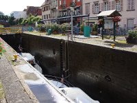 Un passage d'écluse, sur le canal. Il faut attendre que l'eau monte ...