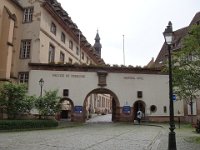 Fondé vers 1315, hôpital pavillonnaire jusqu'en 2008 (création d'un nouvel hôpital-bloc). 500 médecins, 2700 agents.