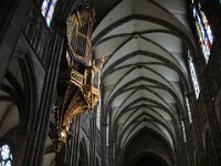 Le grand orgue en nid d'hirondelle,  plusieurs fois reconstruit, mais en reprenant certains éléments des XIVe, XVIe et XVIIIe siècles.