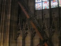 Une échelle antique. Pour nettoyer les vitraux ?