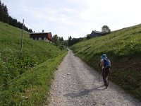 Au début, large chemin à 4x4 devant le chalet de la Pize, pour arriver ...