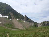 La Dent de Jallouvre, au-dessus du col de Sosay à droite. Traces d'une avalanche de pierres récente sur le flanc du pic.