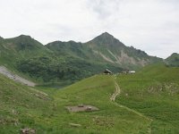 En approche du lac . Au fond à droite, le col de la Forclaz, par où passait notre balade ici en 2007.