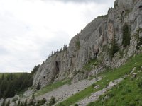 ... ni d'ailleurs ces entrées de grottes, au pied de la Pointe de Sosay.