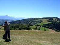 De l'autre côté, vers le point de départ des parapentes, c'est plus sympathique.  On devine le Parmelan à gauche ...