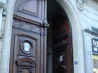 Peut-être par ce porche rue du Faubourg Saint-Antoine ?