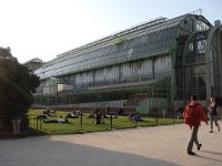 Vers la grande serre, des étudiants en plein travail