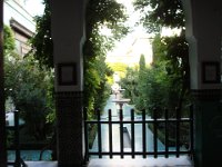 ... on ne peut pas visiter, juste jeter un coup d'œil sur le jardin.