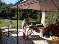 ... et le nettoie soigneusement ...