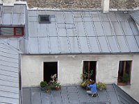 Vue du studio, la voisine d'en face soigne ses fleurs.