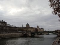 La voie sur berge est fermée aux voitures, profitons-en. Ici, départ au niveau du Pont Notre-Dame (1853), en face de l'île de la Cité.