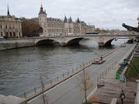 Puis le Pont au Change (1860), devant la Conciergerie. Au loin, sous la première arche ...
