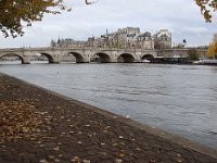 Petit coup d'œil arrière sur le Pont Neuf (1606, puis aménagements ultérieurs). Le plus vieux pont de Paris, en fait.