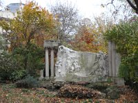 Devant le jardin de la Nouvelle France (anciennement vallée Suisse),  place du Canada, monument à la mémoire d'Alfred Musset par le comte de Moncel de Perrin, taillé dans un seul bloc de marbre blanc