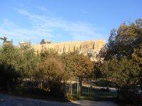 Le site de l'Acropole ( Ve siècle av. J.-C.), avec le Parthénon au sommet. D'abord habitat, puis forteresse, puis sanctuaire principalement consacré au culte d'Athéna.