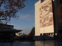 ... et le même un soir, pour la reproduction illuminée d'un fragment d'une des frises exposées à l'intérieur.