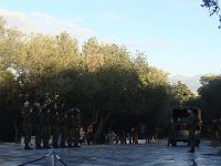 Peut-être qu'à l'époque les hoplites faisaient de même avec leurs lances ?