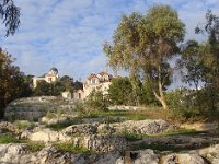 L'église Sainte Marine (1927), sur une grotte servant de lieu de culte au XIIIe siècle.