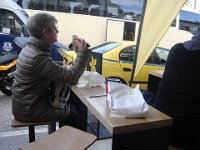 ... avec un gros beignet sucré en anneau ( 1 € chez la marchande ambulante à côté). On est calé pour un bon moment !