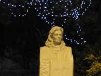 Le soir, près de l'hôtel et à l'approche de Noël, un buste illuminé de Melina Mercouri.