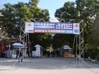 Aujourd'hui le Jardin national est fermé pour cause de manifestation. Nous irons demain. En attendant, un petit tour sur ce marché  de « Saveurs grecques » comme l'indique le panneau.
