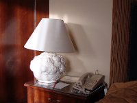 Lampe de chevet particulièrement moche. Et il n'y en a qu'une. Rien sur le côté gauche du lit.