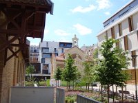 La chapelle, de la même époque, en forme de croix grecque, a été restaurée jusqu'à sembler trop neuve.