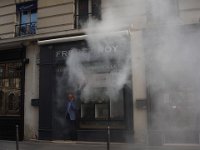 Vers la place Vendôme, déclenchement intempestif du fumigène anti-vol chez le bijoutier pressenti pour évaluer un diamant.