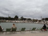 ... et les fauteuils autour du bassin sont loin d'être tous occupés.