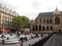 L'église Saint-Merri (du XVIe siècle), derrière la fontaine Stravinsky. Elle accueille des sans-papier, une association de catholiques homosexuels ou encore des personnes en détresse psychiatrique.