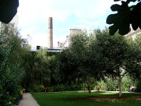 Vue sur la cheminée, haute de 35 mètres, de la « Société des Cendres » (qui traitait les rognures, limailles et balayures des ateliers, afin de récupérer l'or et l'argent).